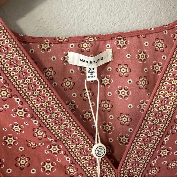 NWT Max Studio Clay/Floral Ruffle Sleeves V-Neck Tie Side Blouse Size XS - Picture 4 of 13